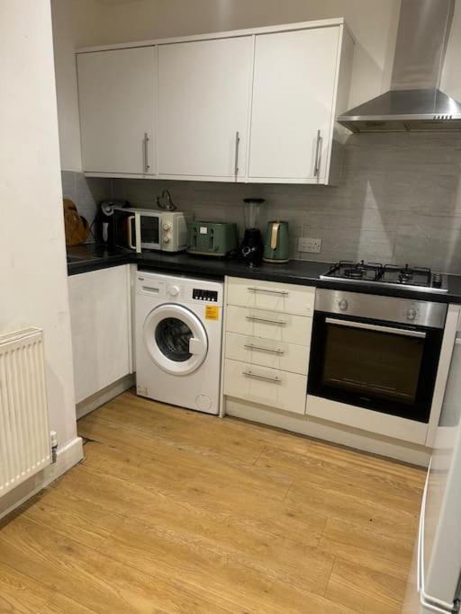 House By Araminta Houslow Apartment Hounslow Exterior photo